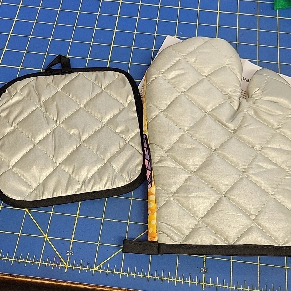Retro Style Oven Mitt and Pot Holder Set Of 2